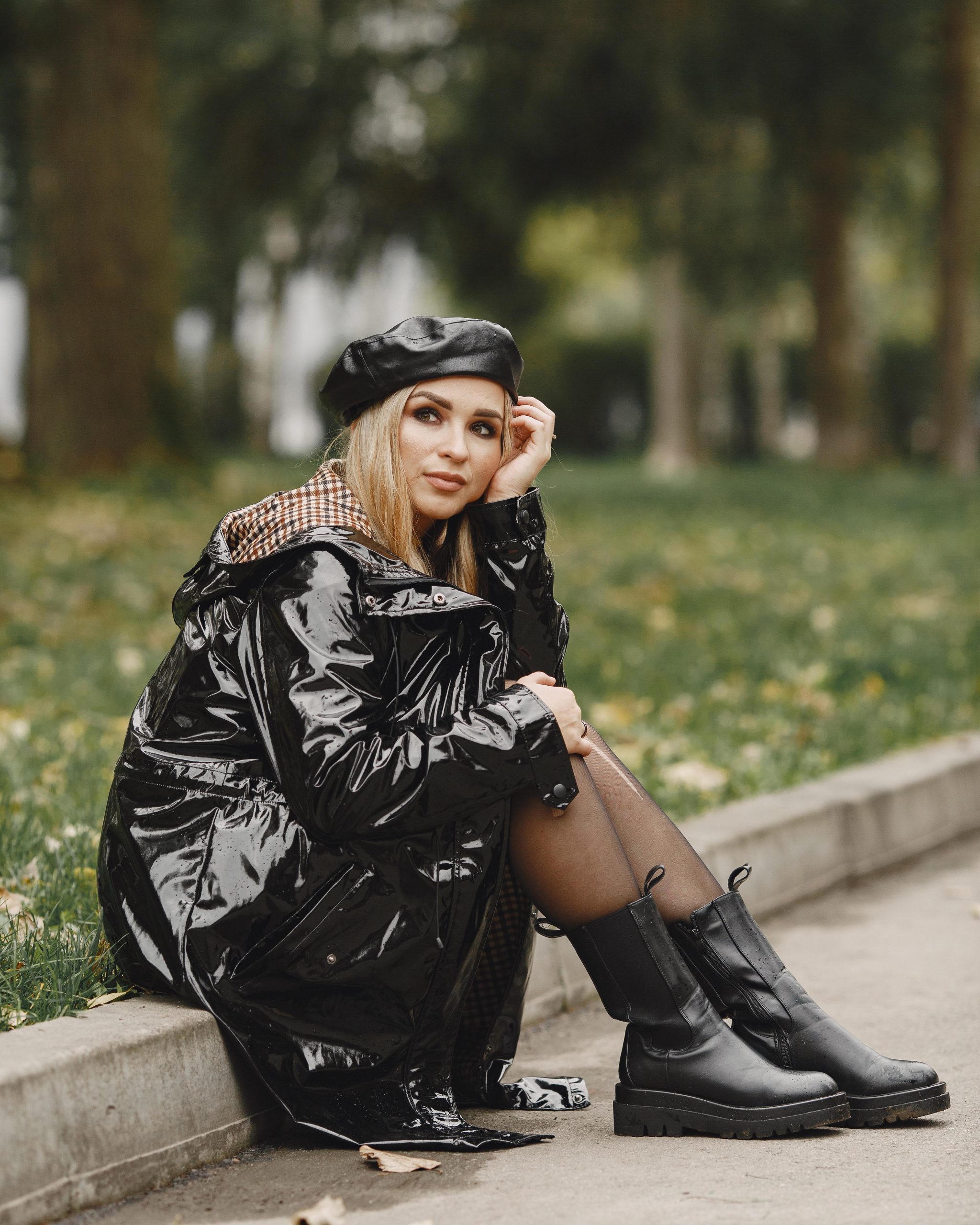 Elegant woman in a autumn park